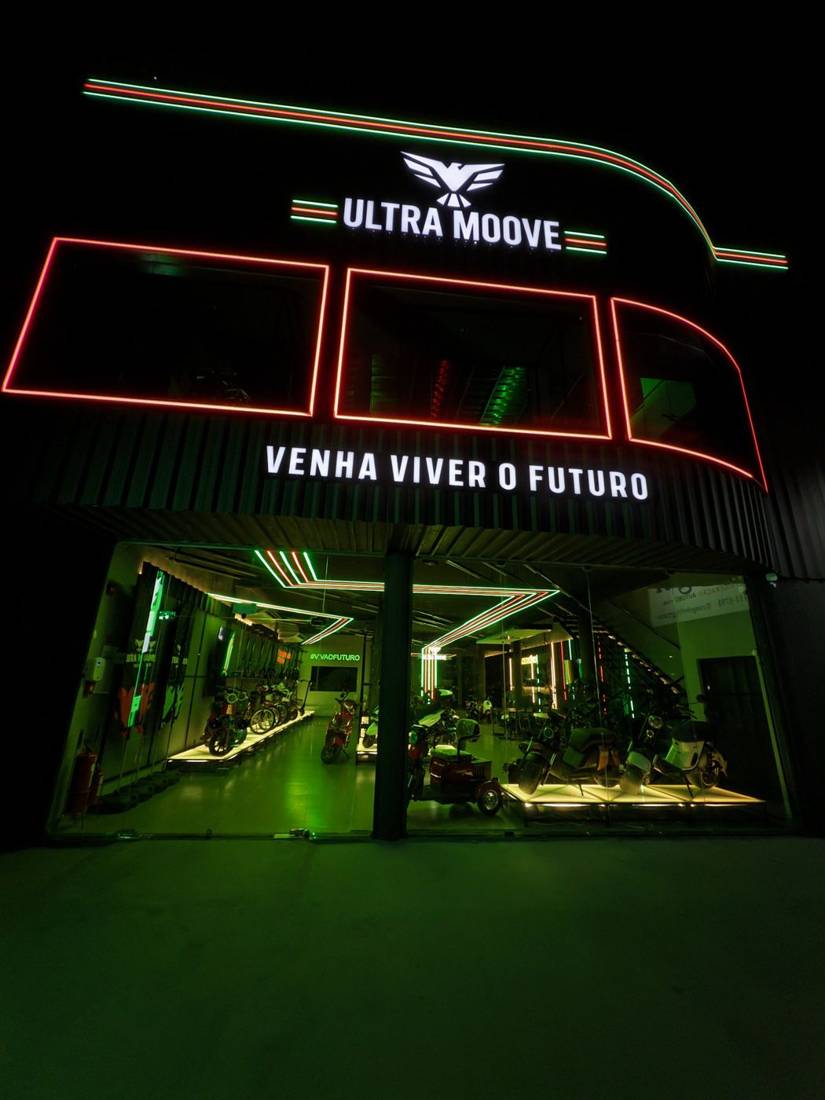 Fachada da loja ULTRAMOOVE em Natal/RN, à noite